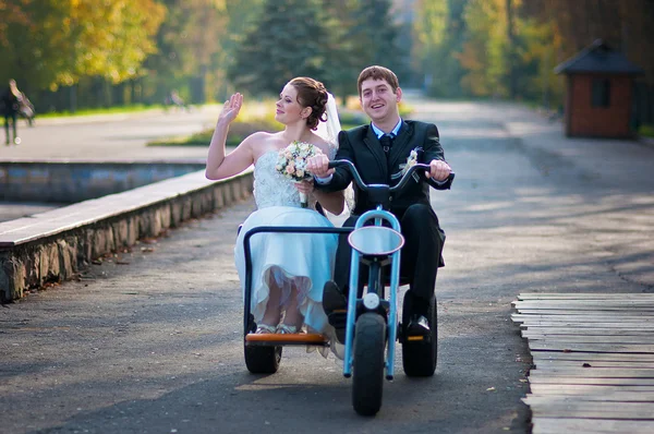 Joyeux couple de mariage sur trois roues vélo — Photo