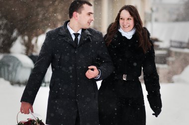 Genç çift Kış snowly gününde sevdim.