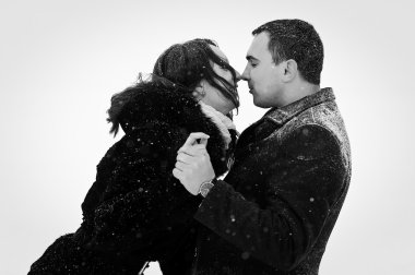 Genç çift Kış snowly gününde sevdim.