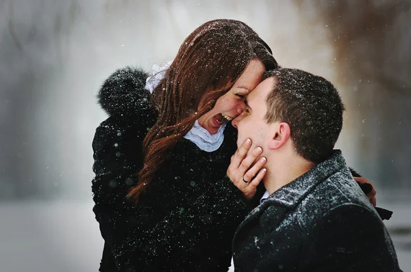 Joven pareja amada en invierno día de nieve — Foto de Stock