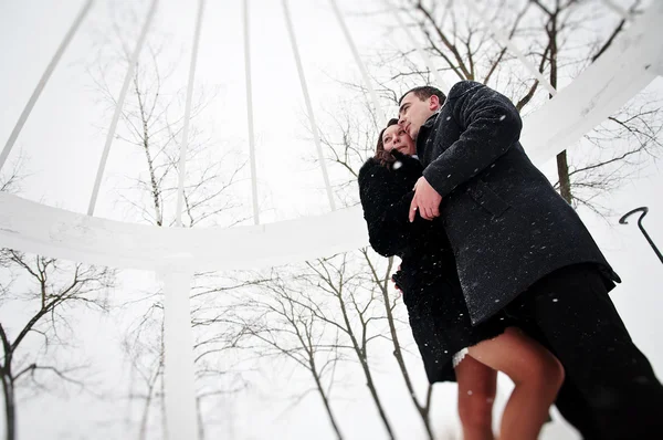 Joven pareja amada en invierno día de nieve — Foto de Stock