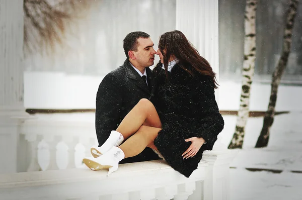 Joven pareja amada en invierno día de nieve — Foto de Stock