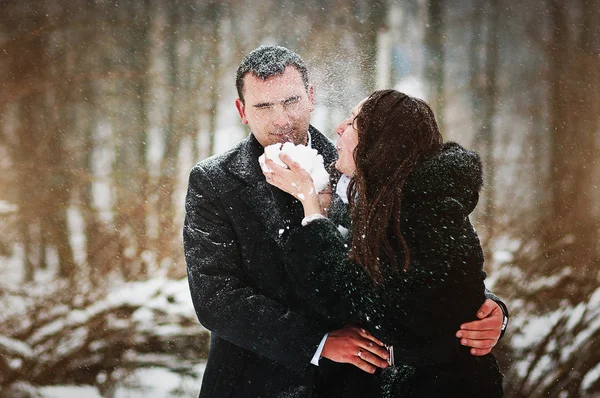 Joven pareja amada en invierno día de nieve — Foto de Stock