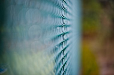 Yeşil kabloyu closeup mesh çit seçici odak ile