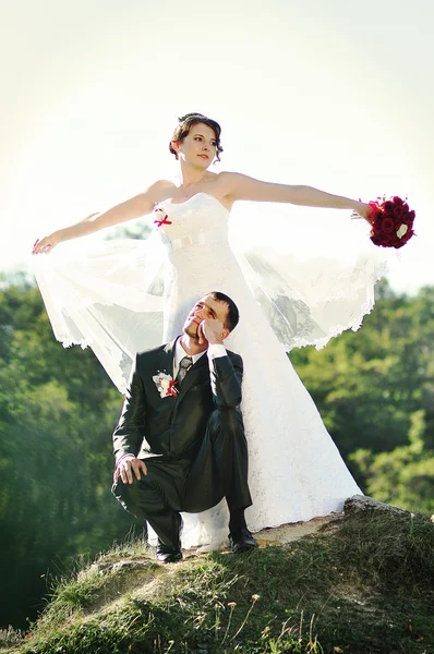 Casal de casamento nas ruínas do antigo castelo — Fotografia de Stock