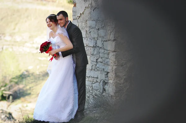 Casal de casamento nas ruínas do antigo castelo — Fotografia de Stock