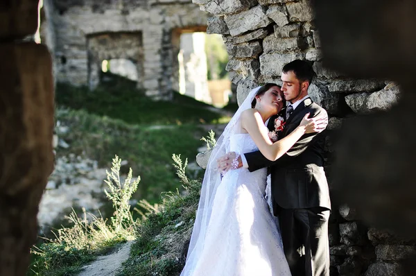 Casal de casamento nas ruínas do antigo castelo — Fotografia de Stock