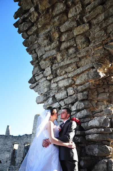 Couple de mariage sur les ruines du vieux château — Photo