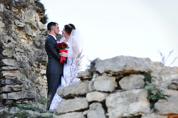 Casal de casamento nas ruínas do antigo castelo — Fotografia de Stock