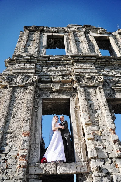 Свадебная пара на руинах старого замка — стоковое фото