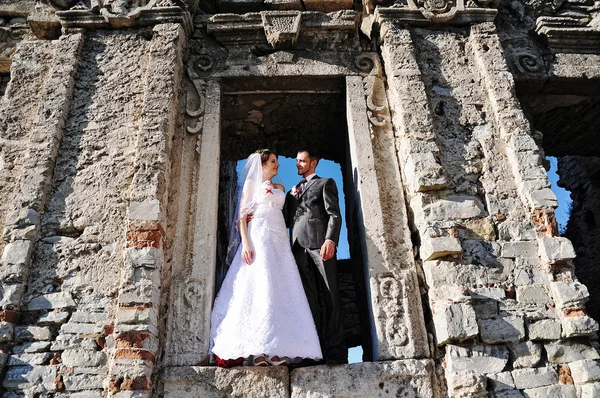 Casal de casamento nas ruínas do antigo castelo — Fotografia de Stock
