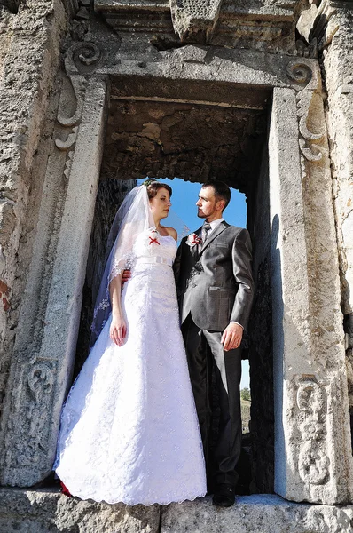 Свадебная пара на руинах старого замка — стоковое фото