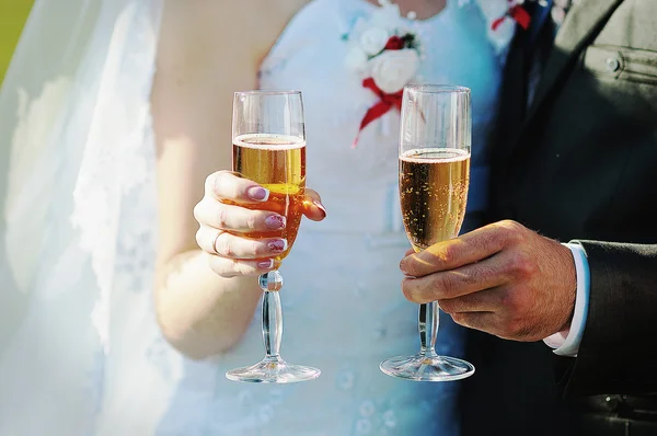 Champagne buborékok newlywed kezében pohár — Stock Fotó