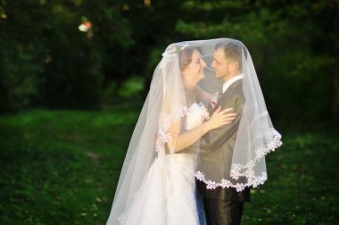 Sevgi dolu evlilik çift peçe altında