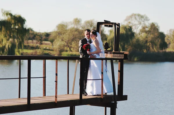 Recém-casada na barragem da ponte de ferro — Fotografia de Stock