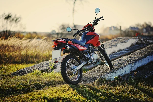 Enduro motosiklet günbatımı güneş ışığında kal — Stok fotoğraf