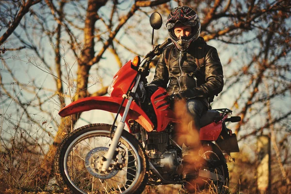 Gün batımında onunla enduro Bisiklet kal motosiklet binici — Stok fotoğraf