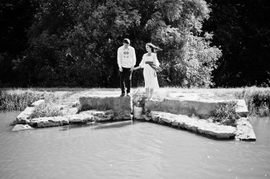 Aşk hikayesi iki ulusal Ukrayna elbise içinde sevgi dolu. Jumpimg o