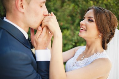 Gelin Damat öpücük el