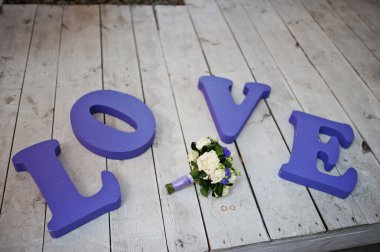 Mor dekor kelime aşk buketi ve halkaları ile düğün