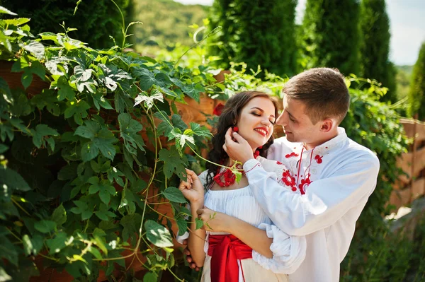 Milostný příběh milující pár v národních krojích Ukrajina. — Stock fotografie