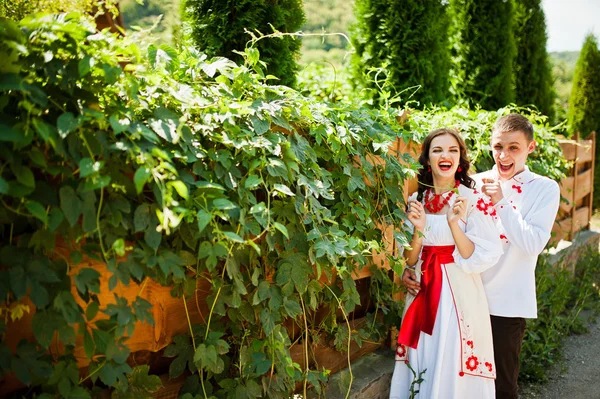 राष्ट्रीय यूक्रेन पोशाक में प्यार करने वाले जोड़े की प्रेम कहानी . — स्टॉक फ़ोटो, इमेज