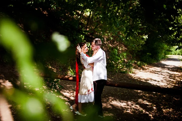 Histoire d'amour de couple amoureux en robe Ukraine nationale . — Photo
