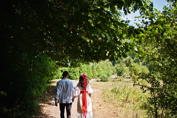 Love story of loving couple in national Ukraine dress. — Stock Photo, Image