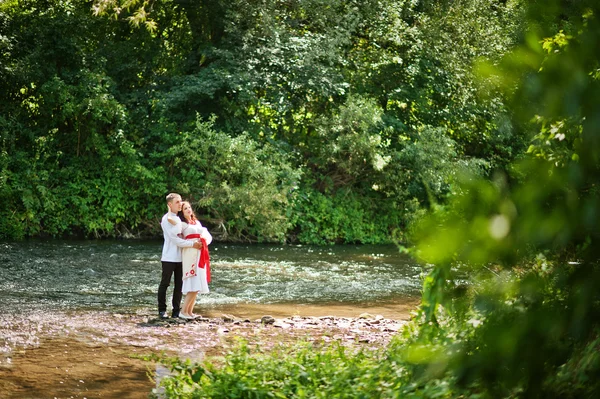 Historia de amor de pareja amorosa en vestido nacional de Ucrania. Cerca de la — Foto de Stock