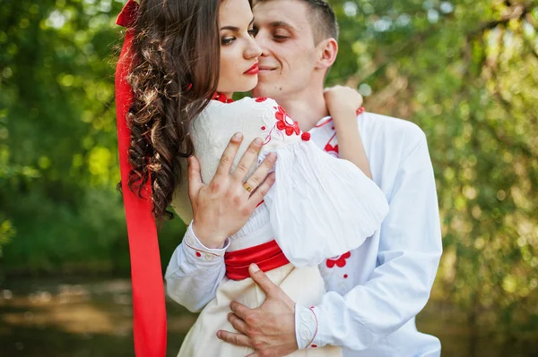 Historia de amor de pareja amorosa en vestido nacional de Ucrania . — Foto de Stock