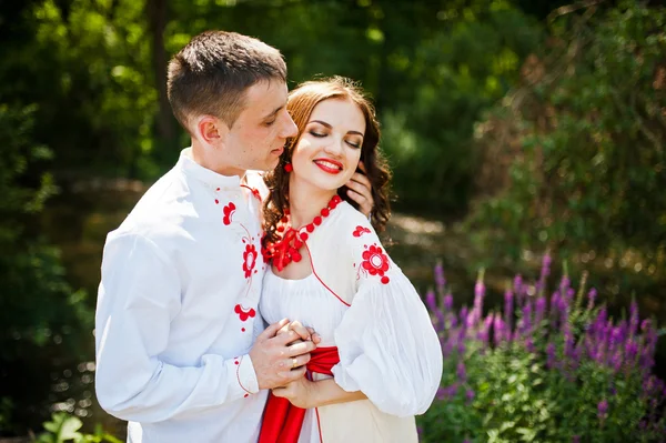 História de amor de casal amoroso em vestido nacional Ucrânia . — Fotografia de Stock