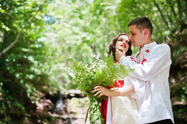 Historia de amor de pareja amorosa en vestido nacional de Ucrania. En el wo — Foto de Stock