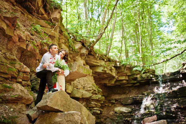 Historia de amor de pareja amorosa en vestido nacional de Ucrania. En el wo — Foto de Stock