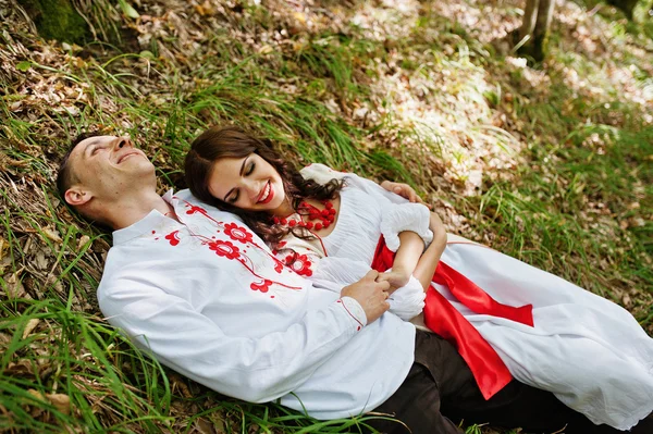 Historia de amor de pareja amorosa en vestido nacional de Ucrania. En el wo — Foto de Stock