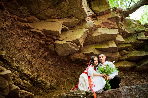 Love story of loving couple in national Ukraine dress. On the wo — Stock Photo, Image