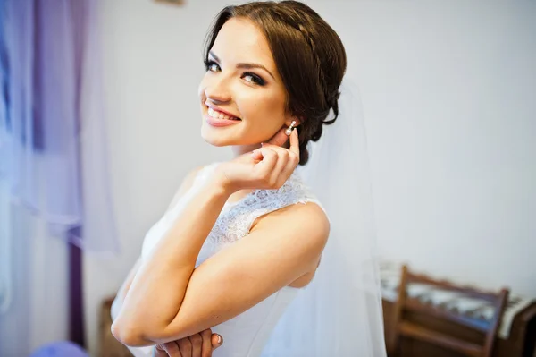 Портрет улыбчивой брюнетки невесты — стоковое фото