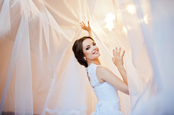 Novia posó en el día de su boda en cortinas —  Fotos de Stock