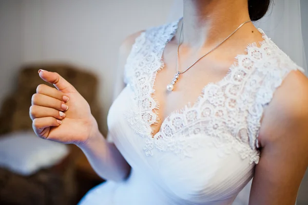 Кулон на шее нежной невесты — стоковое фото