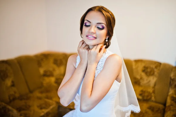 Portrait of beautiful cute brunette bride — Stock Photo, Image