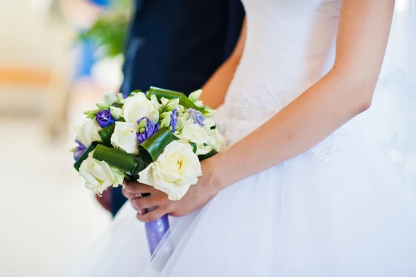 Βιολετί γαμήλια ανθοδέσμη στο χέρι του φόντου νύφη γαμπρός — Φωτογραφία Αρχείου