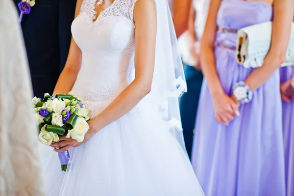 紫罗兰色的婚礼花束的新郎背景和 bri 的手上 — 图库照片