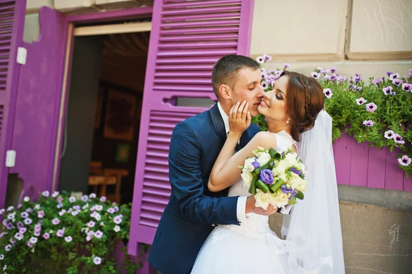 Recém-casado com decoração violeta palavra amor fundo roxo de madeira wi — Fotografia de Stock