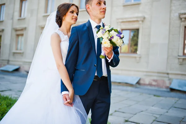 Casal de casamento andando nas ruas da cidade — Fotografia de Stock