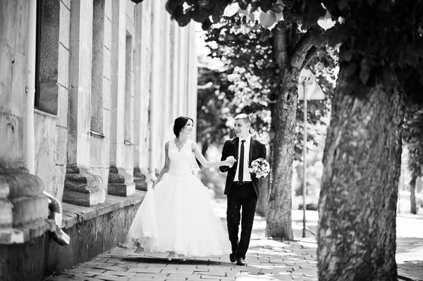 Pareja de boda caminando por las calles de la ciudad —  Fotos de Stock
