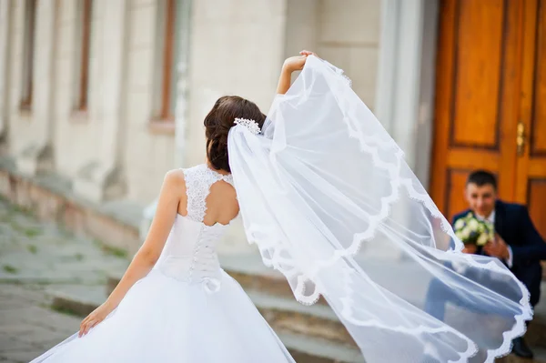 Jogo de noiva com fundo véu seu noivo — Fotografia de Stock