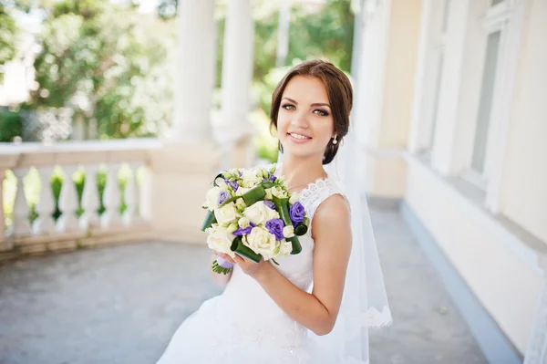 Portret van mooie schattige brunette bruid — Stockfoto