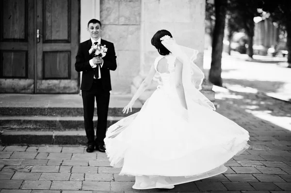 Dança com vestido noiva fundo seu noivo — Fotografia de Stock