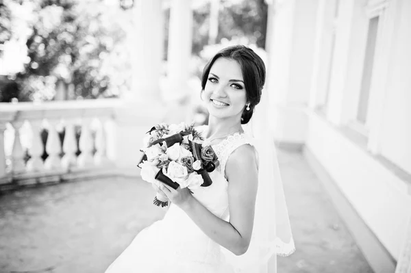 Portrait of beautiful cute brunette bride — Stock Photo, Image