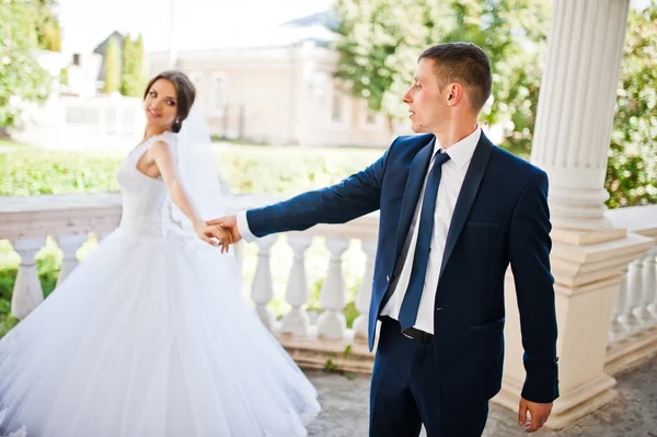 Matrimonio coppia soggiorno vicino antica casa d'epoca — Foto Stock