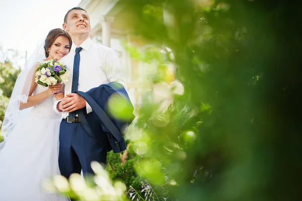 Wedding couple stay near antique vintage house — Stock Photo, Image